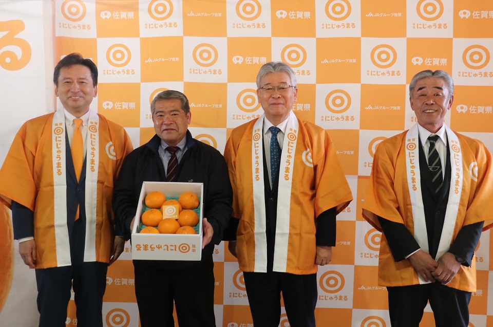 3月2日、佐賀県の柑橘(かんきつ)新品種「にじゅうまる」の佐賀青果市場での初セリに合わせて、山口知事がトップセールスを行いました。