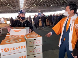 3月2日、佐賀県の柑橘(かんきつ)新品種「にじゅうまる」の佐賀青果市場での初セリに合わせて、山口知事がトップセールスを行いました。