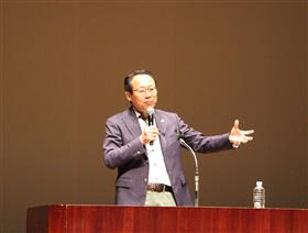 岡田氏の講演の様子