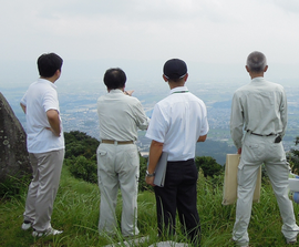 基肄城跡で城の成り立ちをご説明いただきました