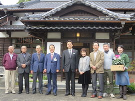 民泊会の皆さんと山ぼうしの前で