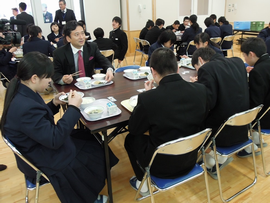 中学部の皆さんと一緒に給食を食べました