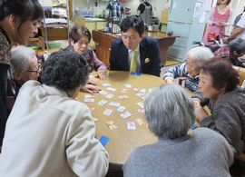 一緒にかるた遊びをしました