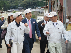 西有田工場で、耐酸煉瓦とセラミックスハニカムの製造風景を視察しました