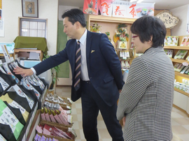 茶幸庵 山口製茶園の店舗で、パッケージのデザインなどの取組について伺いました