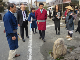 田代宿の端にある道しるべ田代外町追分石に到着しました