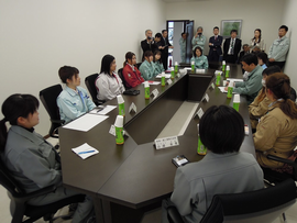 県内の建設業で活躍されている女性技術者の皆さんと意見交換を行いました1