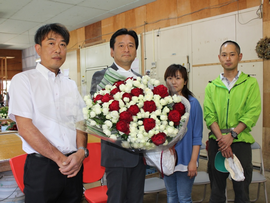 父の日を前に、佐賀県ばら切花研究会の方々から、今年の日本ばら切花品評会で高い評価を受けたバラの花束をいただきました