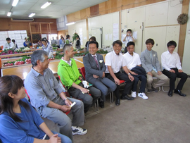 バラの花束をいただいたあと、佐賀県ばら切花研究会の方々と意見交換を行いました