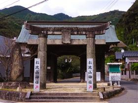 仁比山神社の仁王門写真2