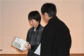 佐賀城本丸歴史館発刊の佐賀偉人伝の贈呈