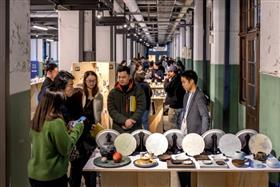 県内事業者による来場者への商品説明の様子