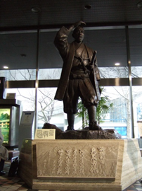 (札幌市役所 島義勇銅像) (札幌市役所 島義勇銅像)