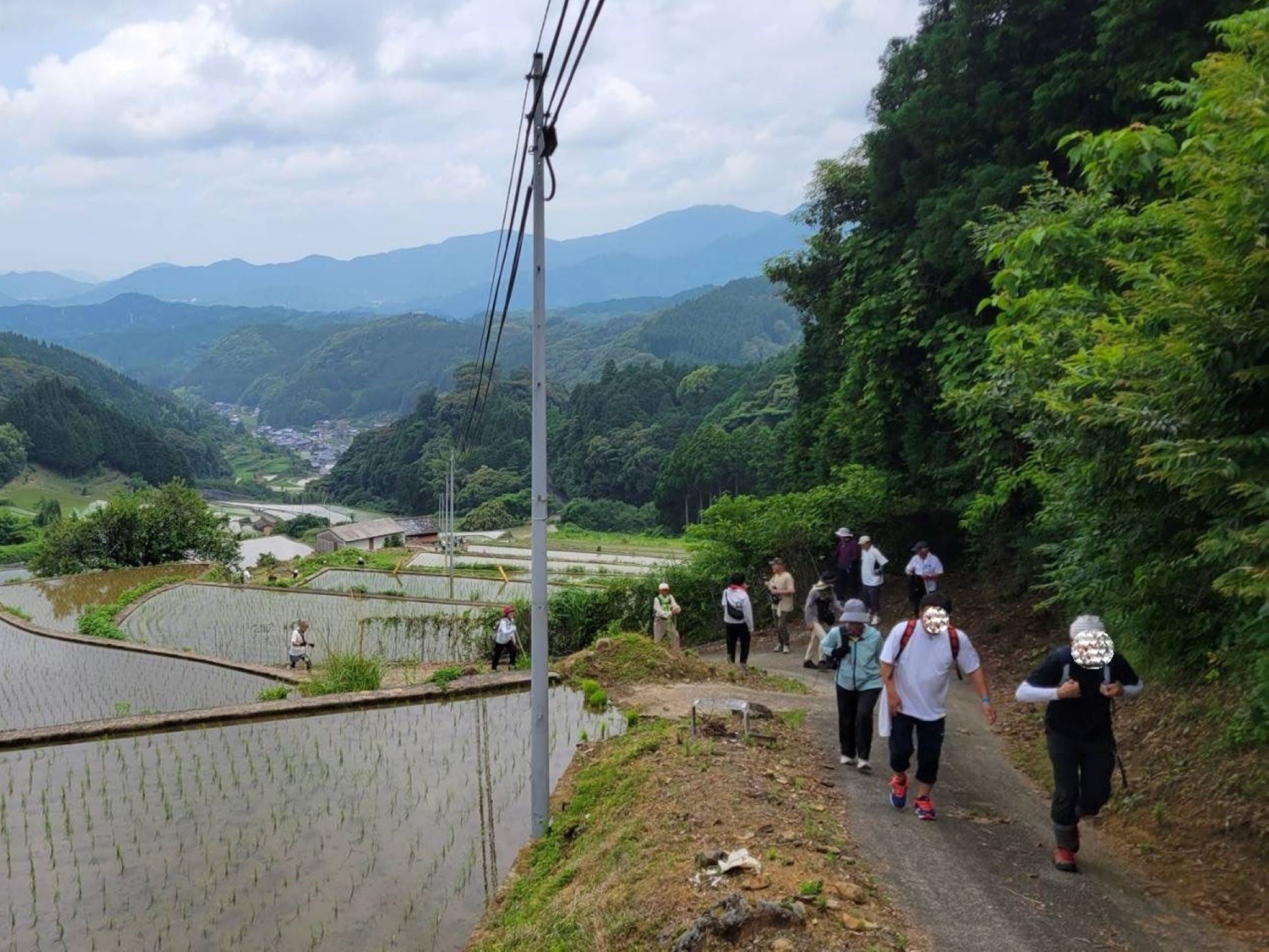 急な坂道に苦戦する参加者