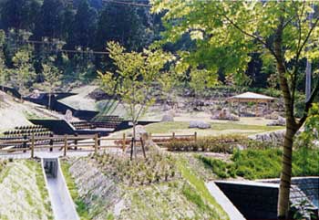 休憩施設と芝生広場