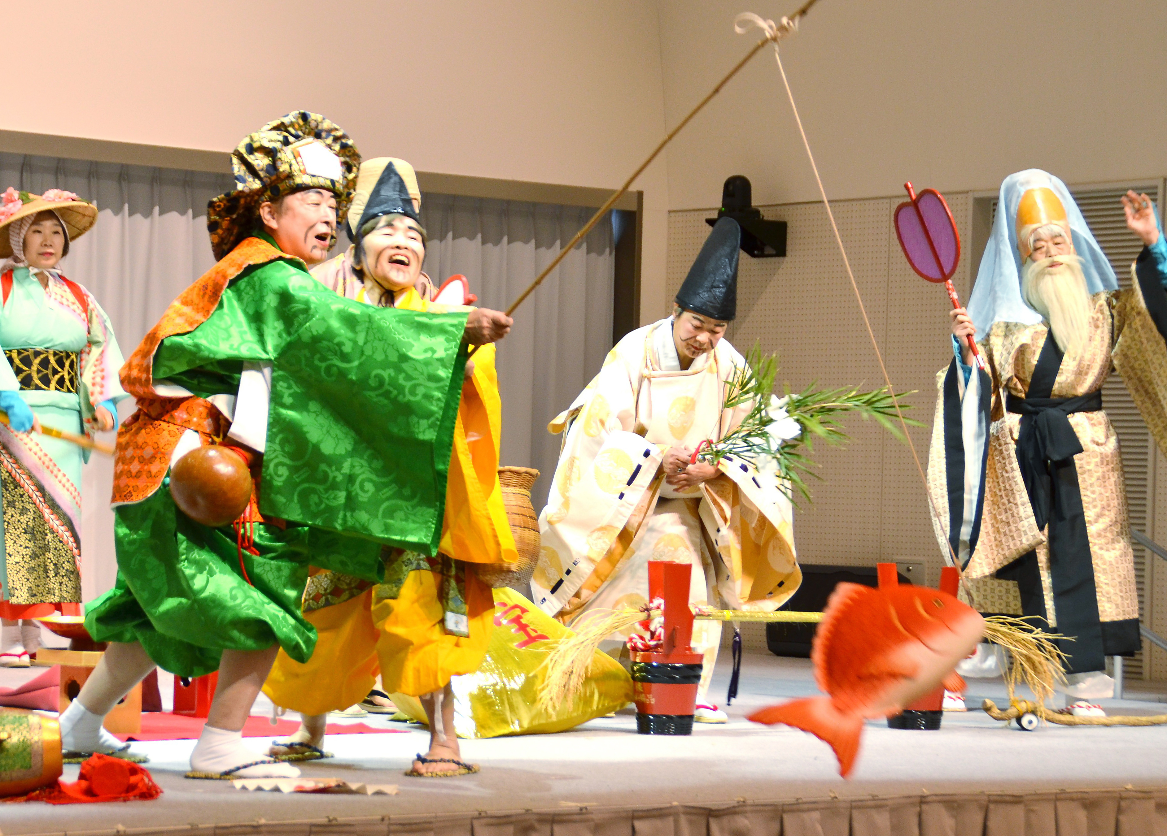 唐津市伝統芸能祭で七福神をにぎやかに演じた大野大黒舞保存会=2024年1月28日、唐津市のボートレースからつ_sanitized