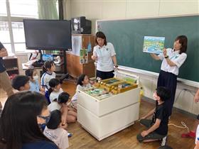模型を見つめる子どもたち