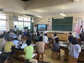 説明を聞く子どもたち