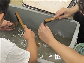 「水洗」体験の様子