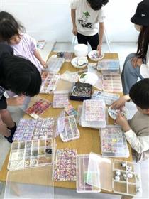 スイーツデコケースづくり体験の様子