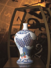 伊万里鍋島焼協同組合がフランク ミュラーに献上する鍋島焼瓶子の完成