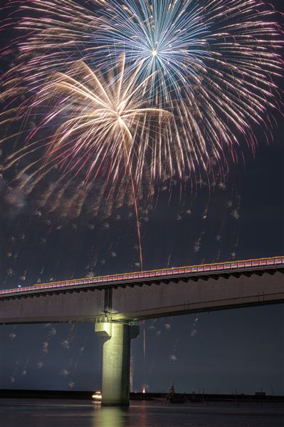 六角川大橋に咲く大輪の花火