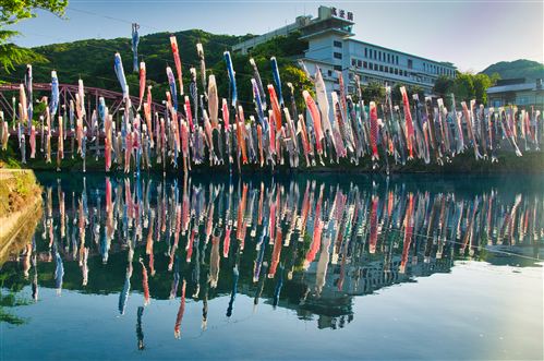嘉瀬川に浮かぶ色彩の行列