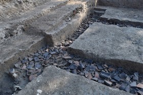 瓦の堆積層（「御座間」南側）