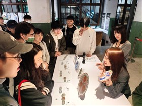 器の金額順に並べる目利きチャレンジの様子