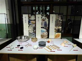 原材料や道具などの展示風景　