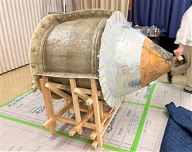 製作中の甕棺墓模型1