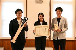 最優秀企画賞を受賞した飯盛義徳研究室チーム2（慶應義塾大学）のメンバーの写真