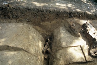 写真：弥生時代前期の環壕跡