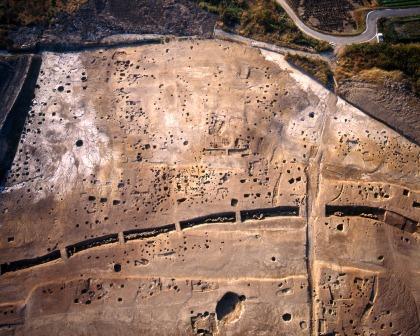 写真：発掘当時の西方倉庫群