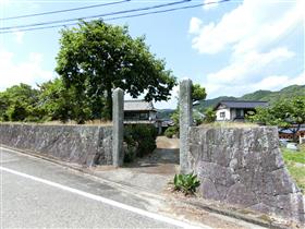 旧松野家住宅(野口家住宅)門柱と石塀