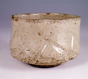 灰釉彫文茶碗