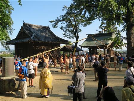  綾部八幡神社の旗上げ・旗下ろし行事