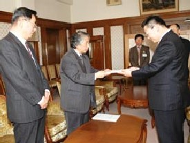 平成17年3月31日知事へ報告書を提出しました