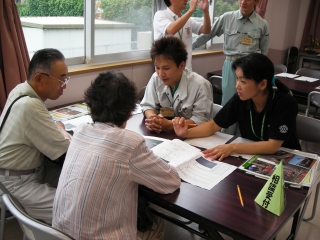 写真：山のなんでも相談窓口での森林プランの説明