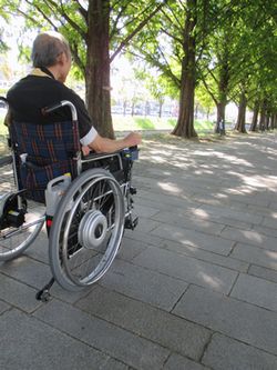 歩道での電動車椅子操作練習