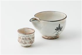 松の絵が描かれた片口酒器