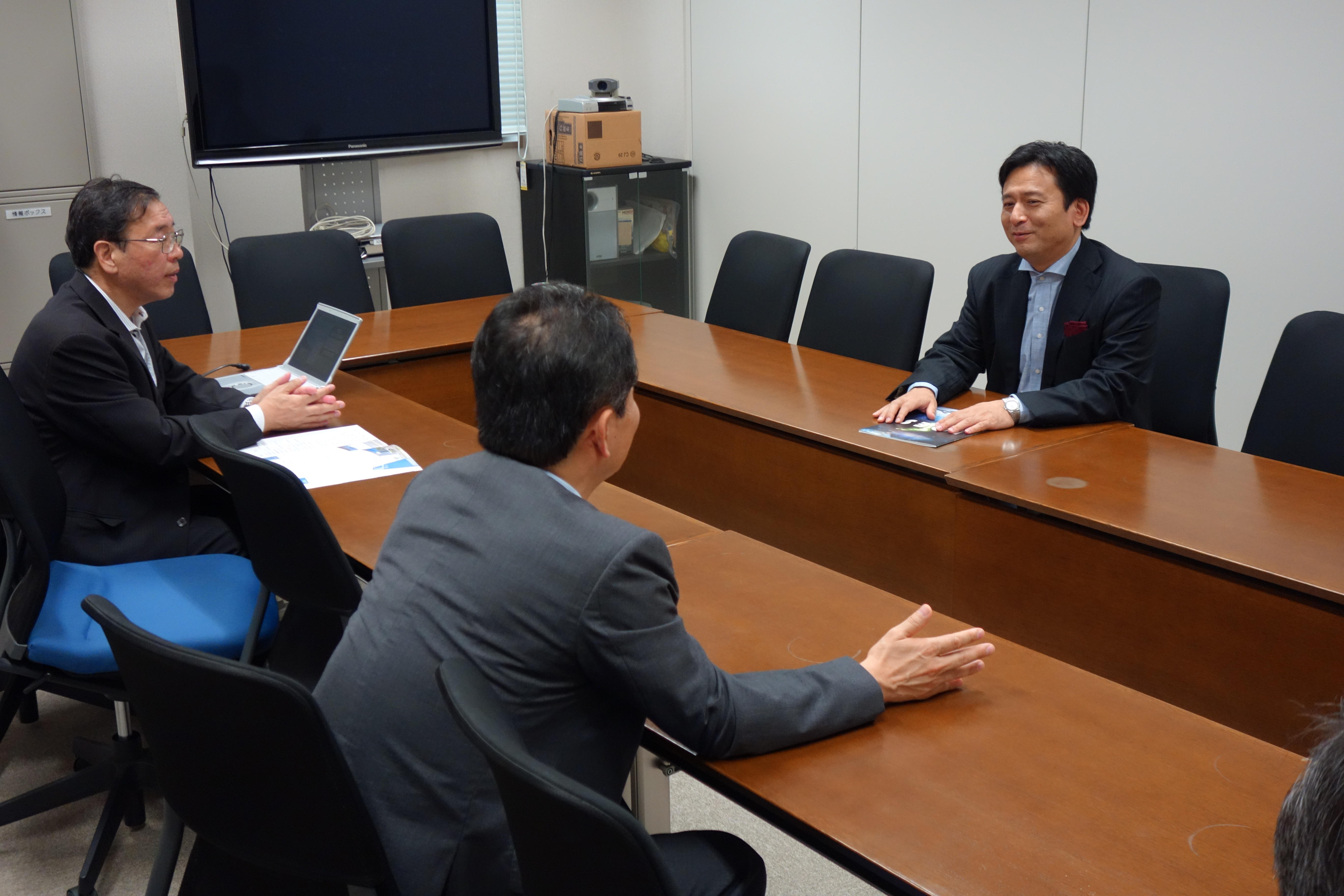 会議室で説明を受けられる知事