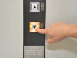 写真：エレベーターのボタン