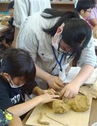 高校と小学校の交流　陶芸交流授業