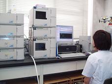 写真：液体クロマトグラフィーを使用した残留抗生物質検出試験の様子