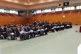 紹介され挨拶する拠点校