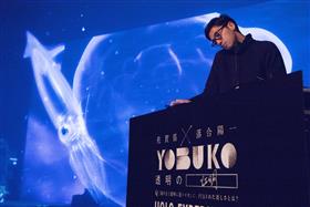 イベントでDJを務めるtofubeatsさん
