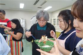 赤貝餃子を食べて笑顔