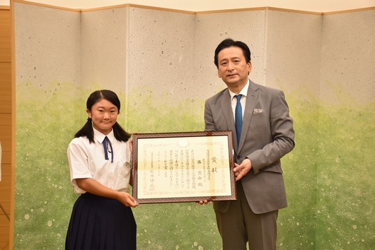 令和2年度北方領土関係全国スピーチコンテスト入賞された西さん来庁