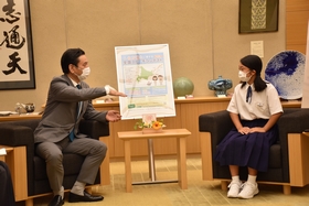 令和2年度北方領土関係全国スピーチコンテスト入賞された西さん来庁